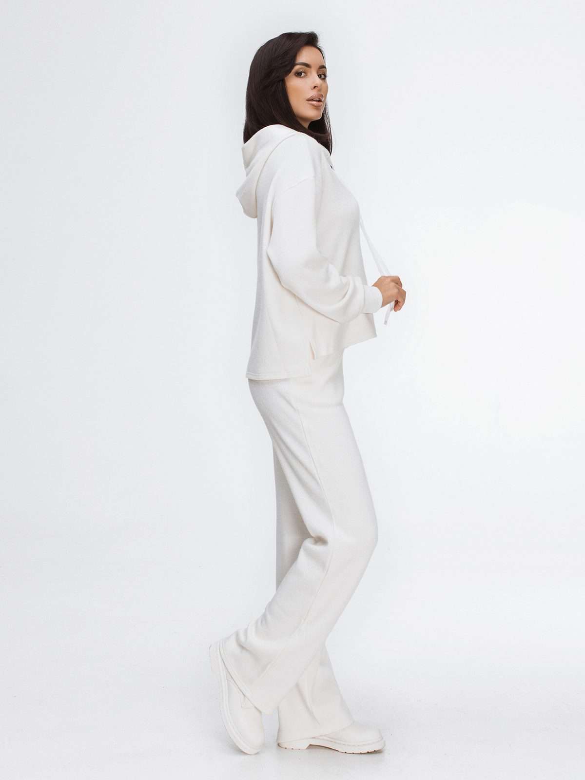 white airport outfit women