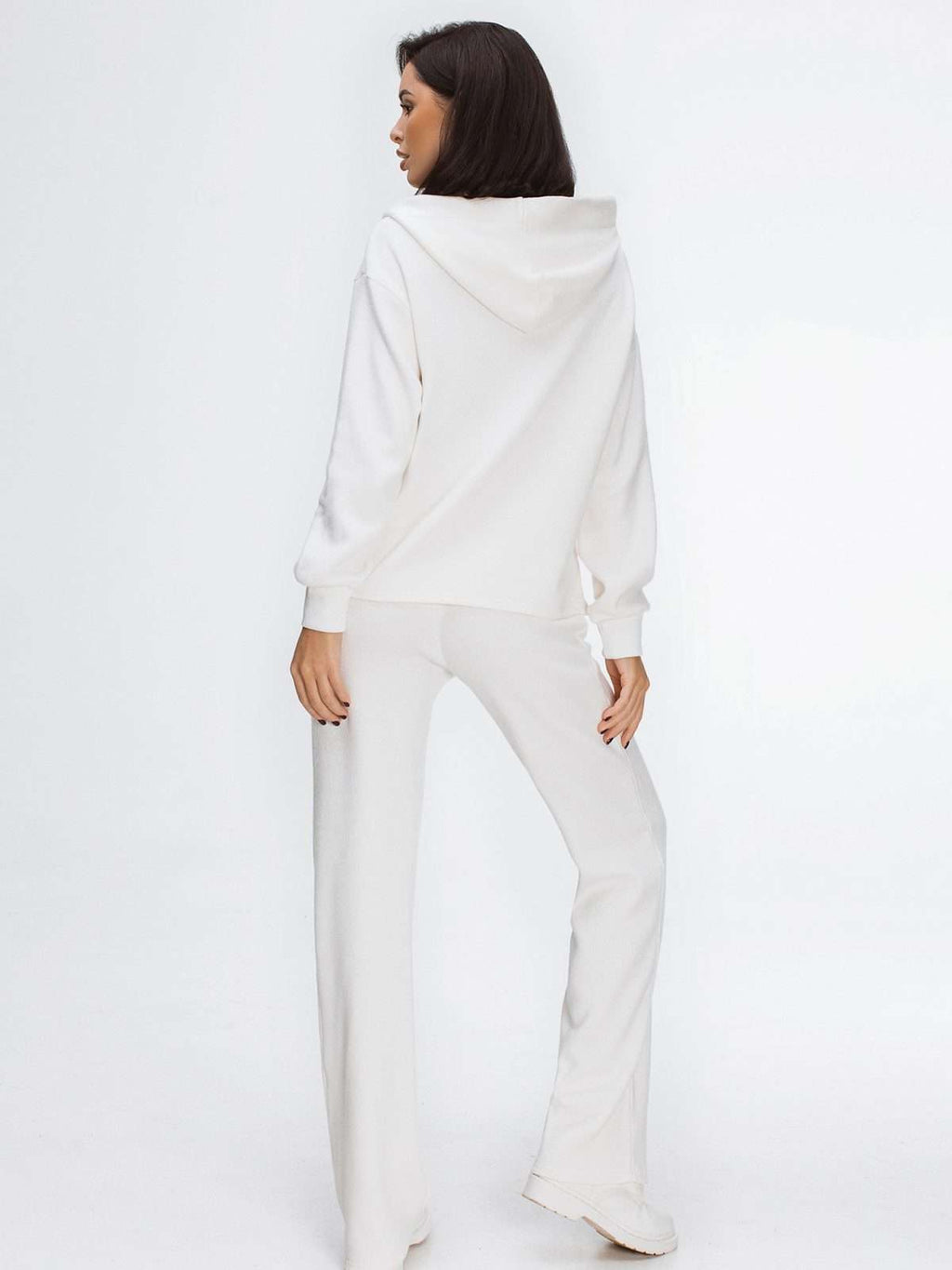 white travel outfit women