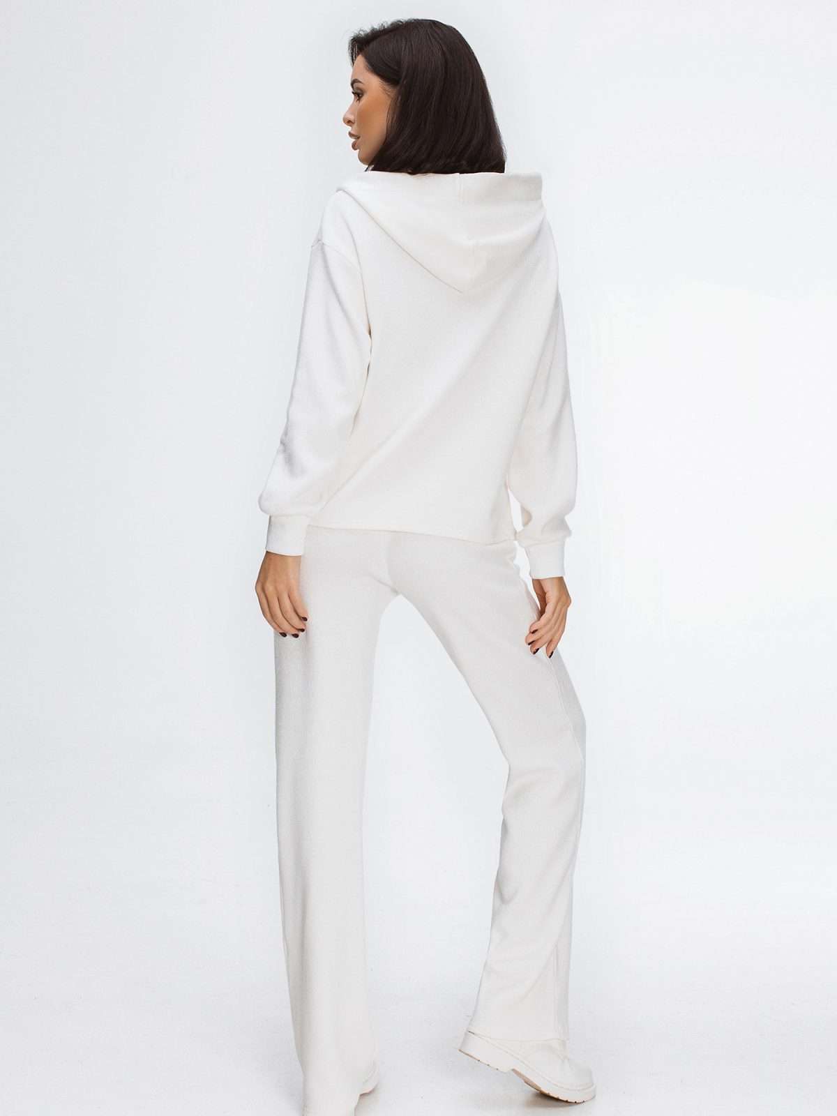 white travel outfit women