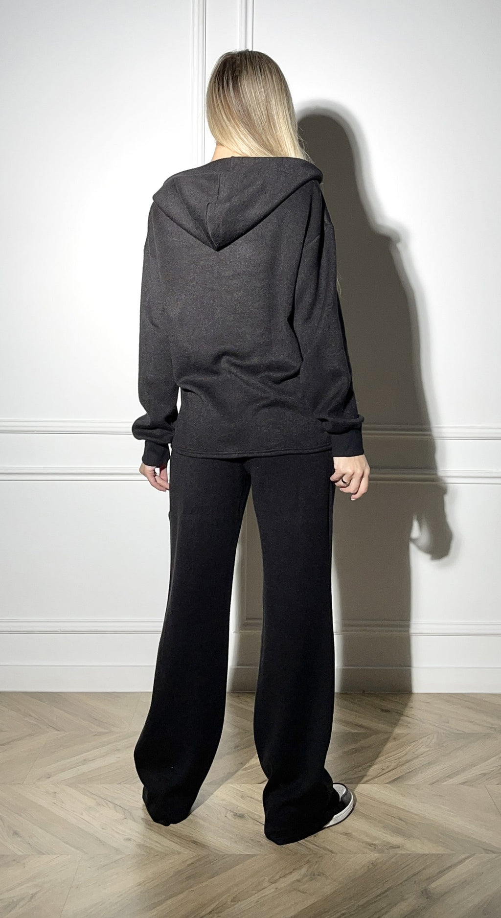 black travel outfit women